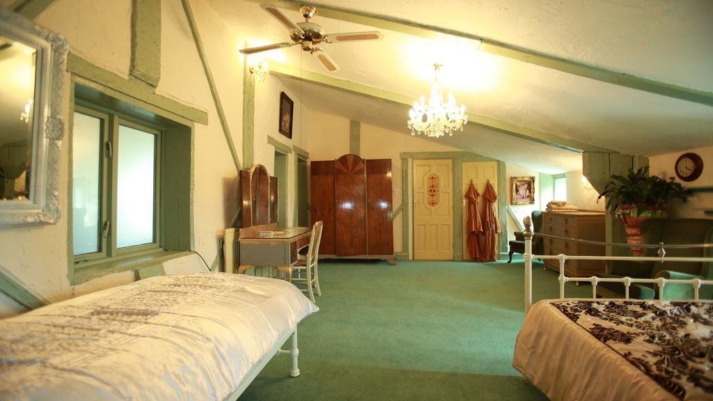 The Edge Accommodation Huddersfield Room photo